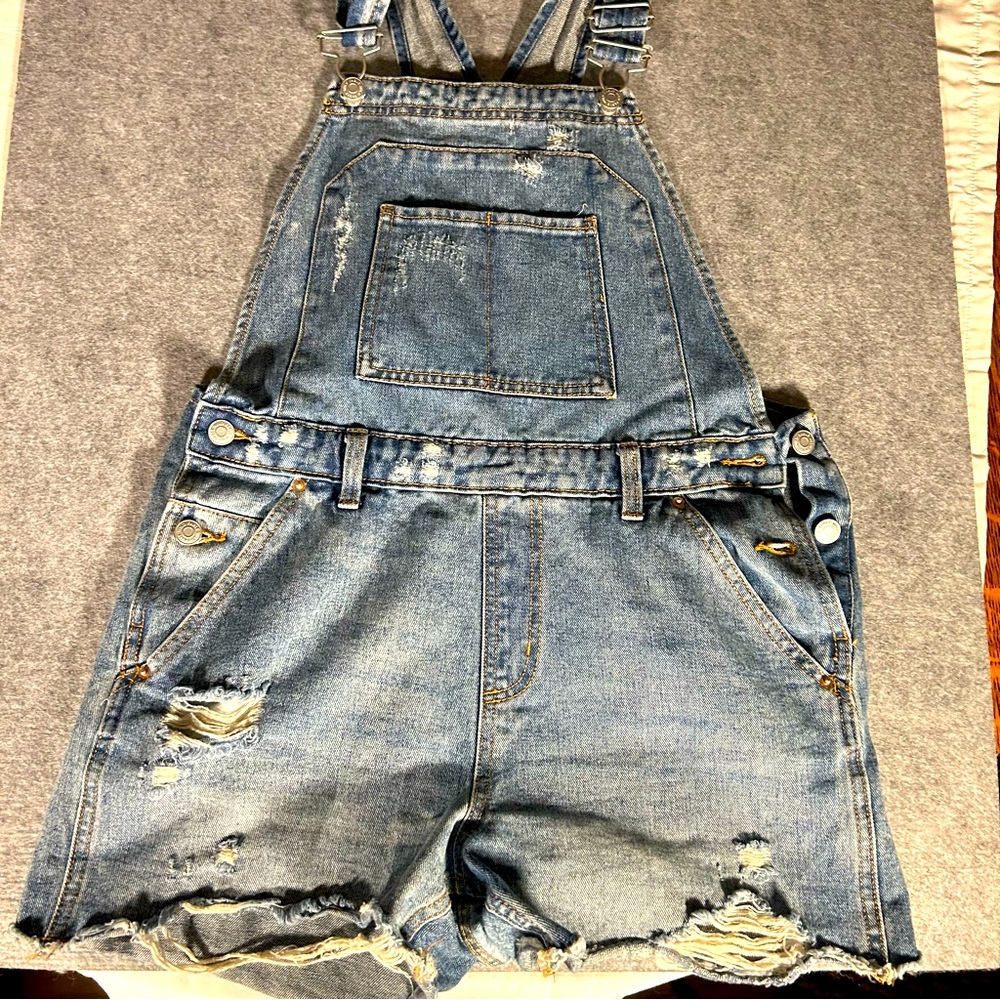 Women’s Wild Fable distressed bib jean shorts, size small,
